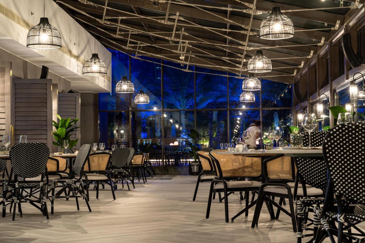 Sofitel Dubai Jumeirah Beach Esterno foto The restaurant at the resort