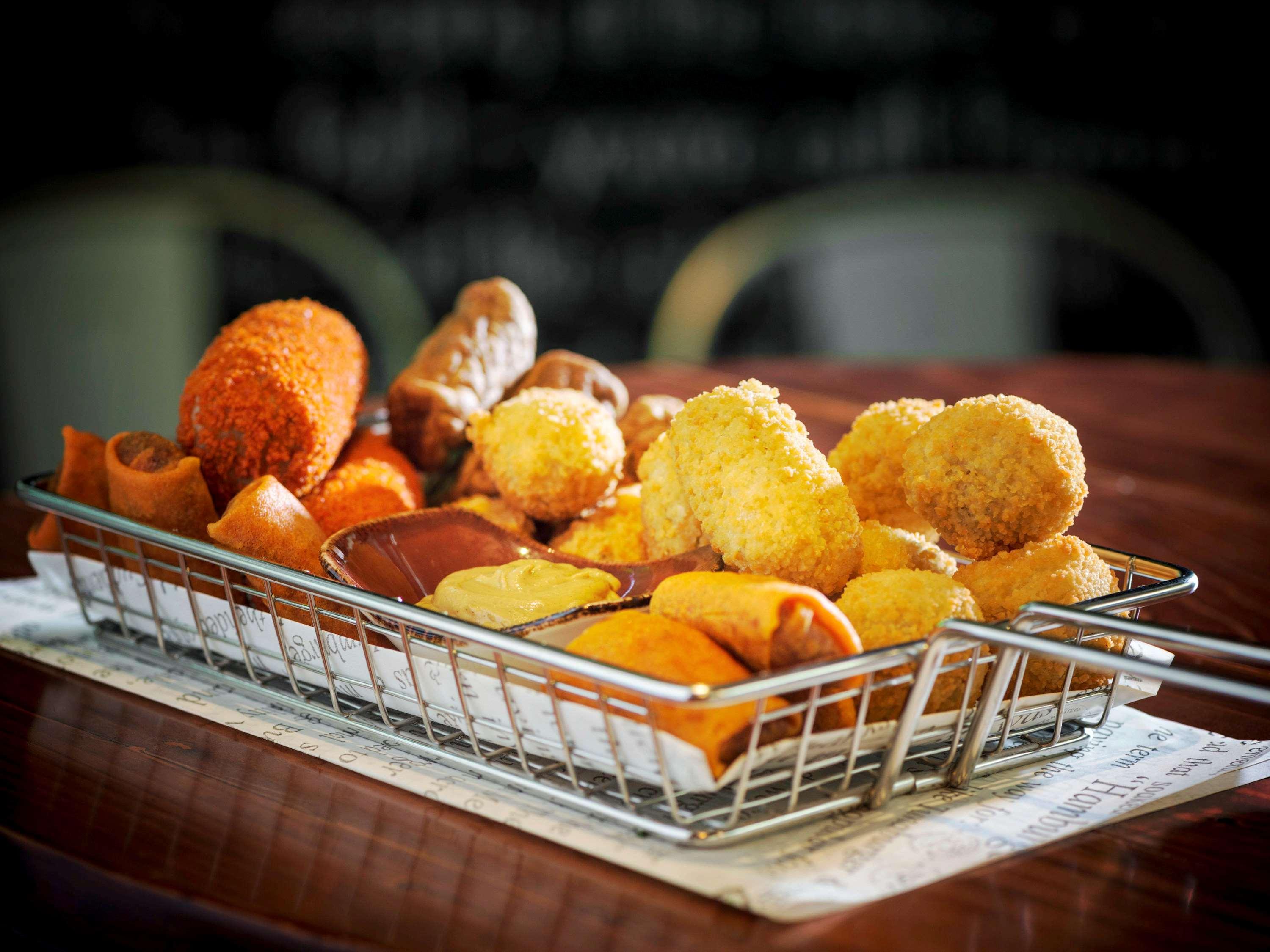 Sofitel Dubai Jumeirah Beach Esterno foto A plate of tapas