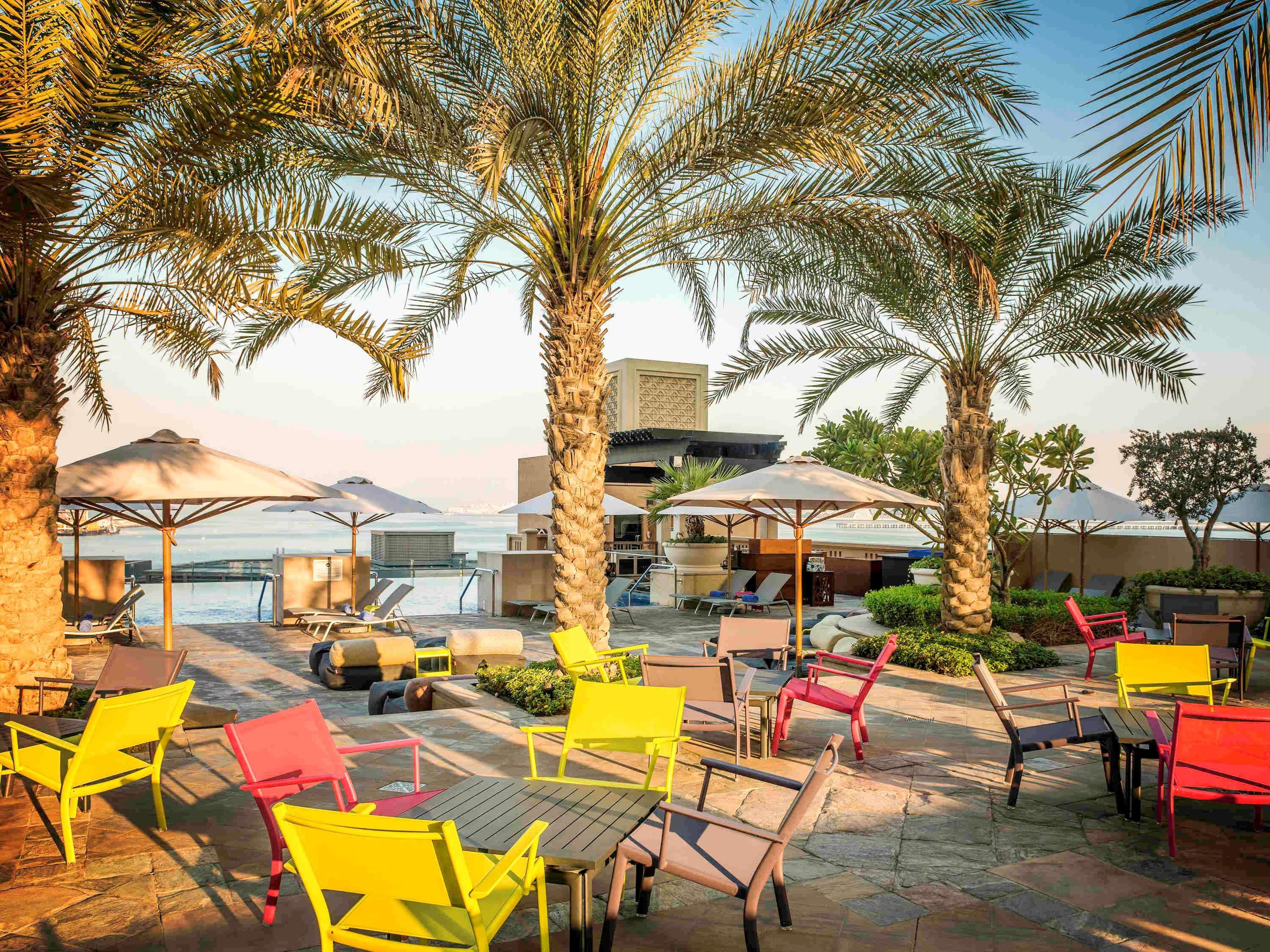 Sofitel Dubai Jumeirah Beach Esterno foto The pool deck at Jumeirah Jumeirah