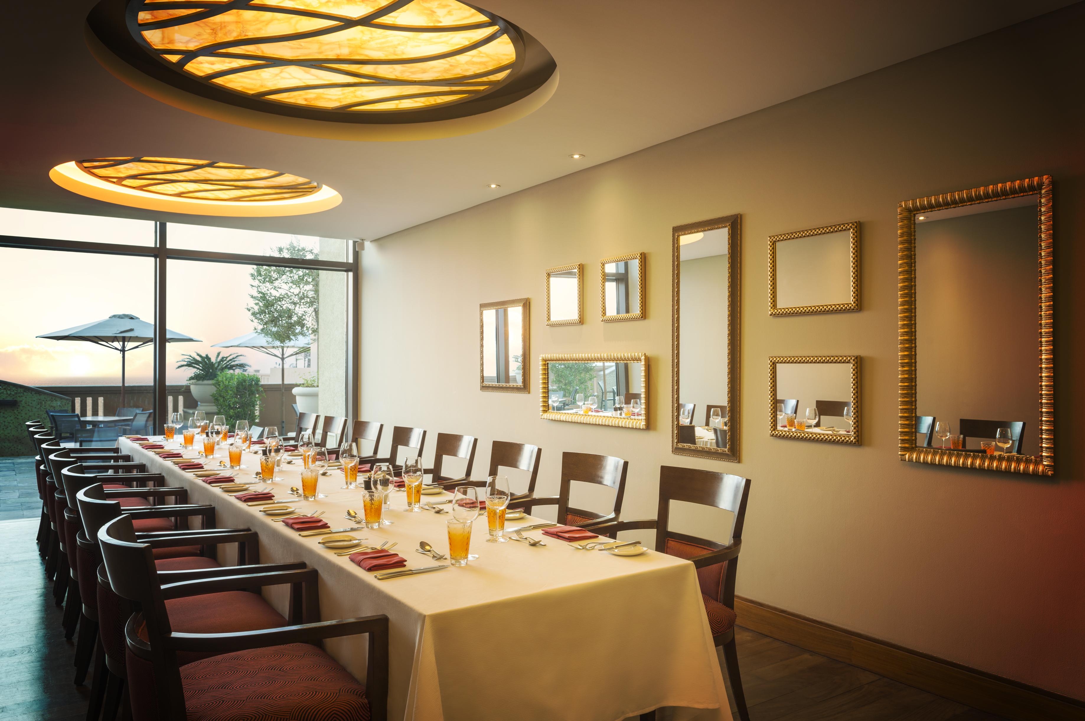 Sofitel Dubai Jumeirah Beach Esterno foto The restaurant's interior