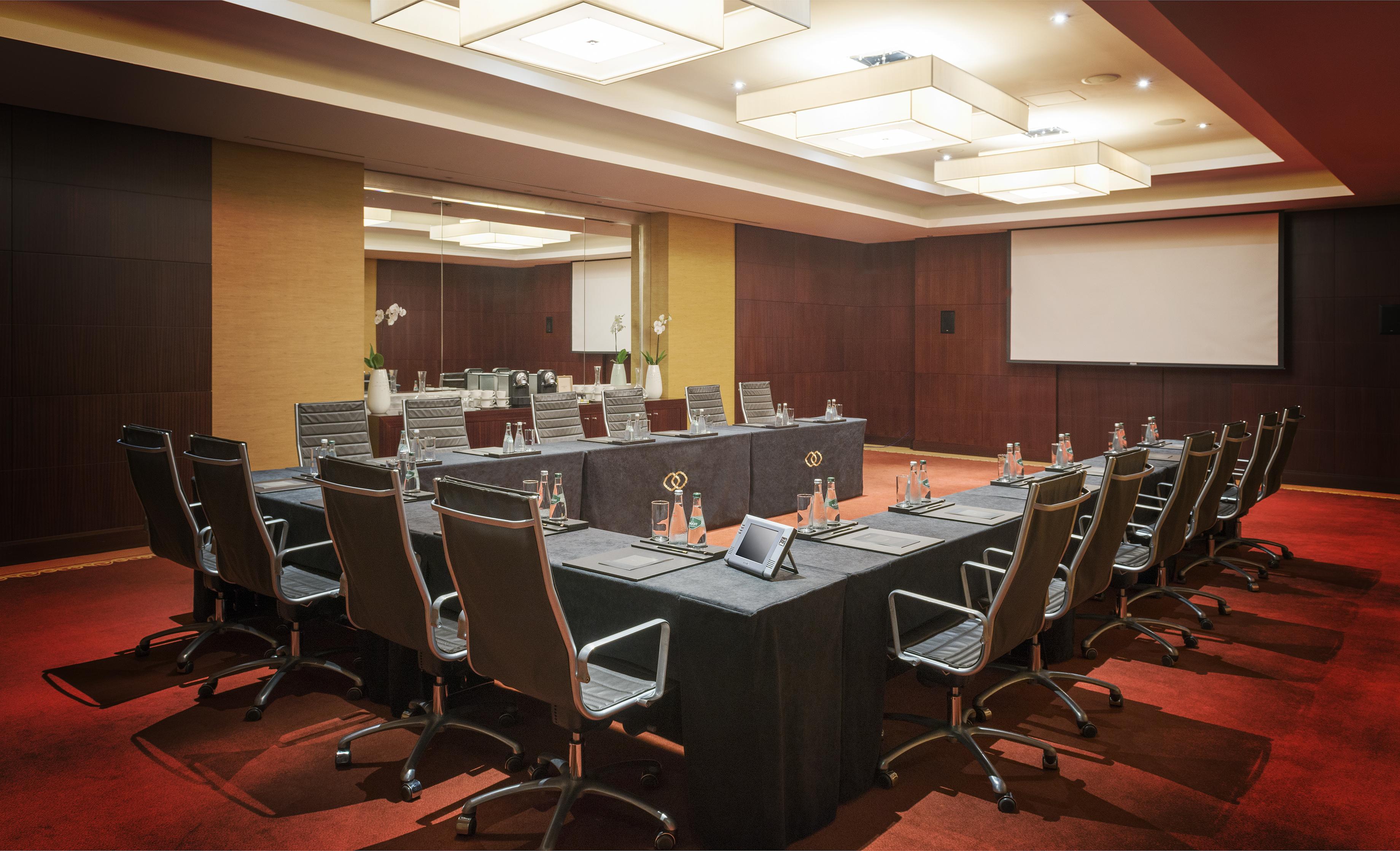 Sofitel Dubai Jumeirah Beach Esterno foto The meeting room at the hotel
