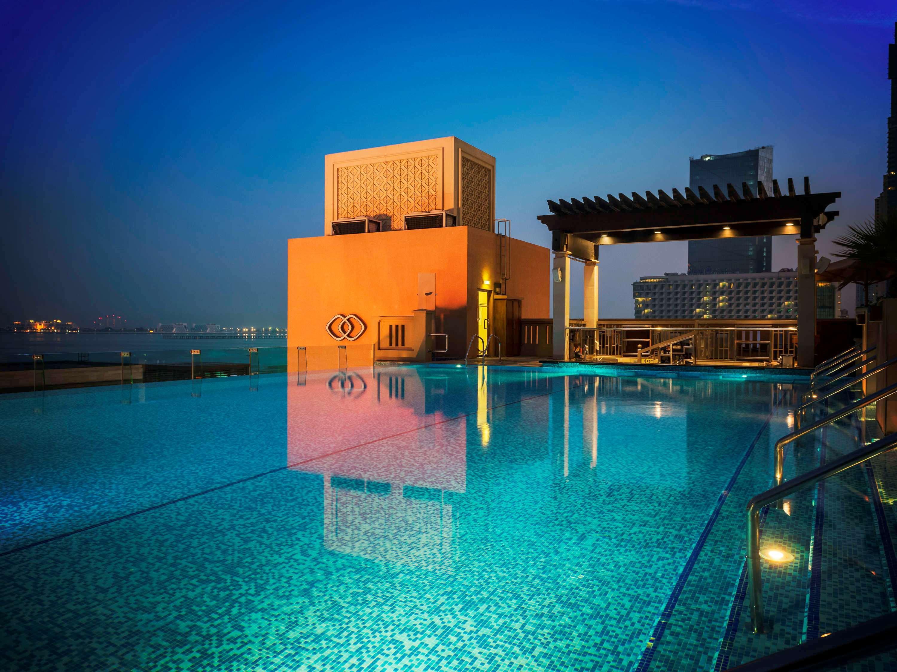 Sofitel Dubai Jumeirah Beach Esterno foto The pool at the hotel