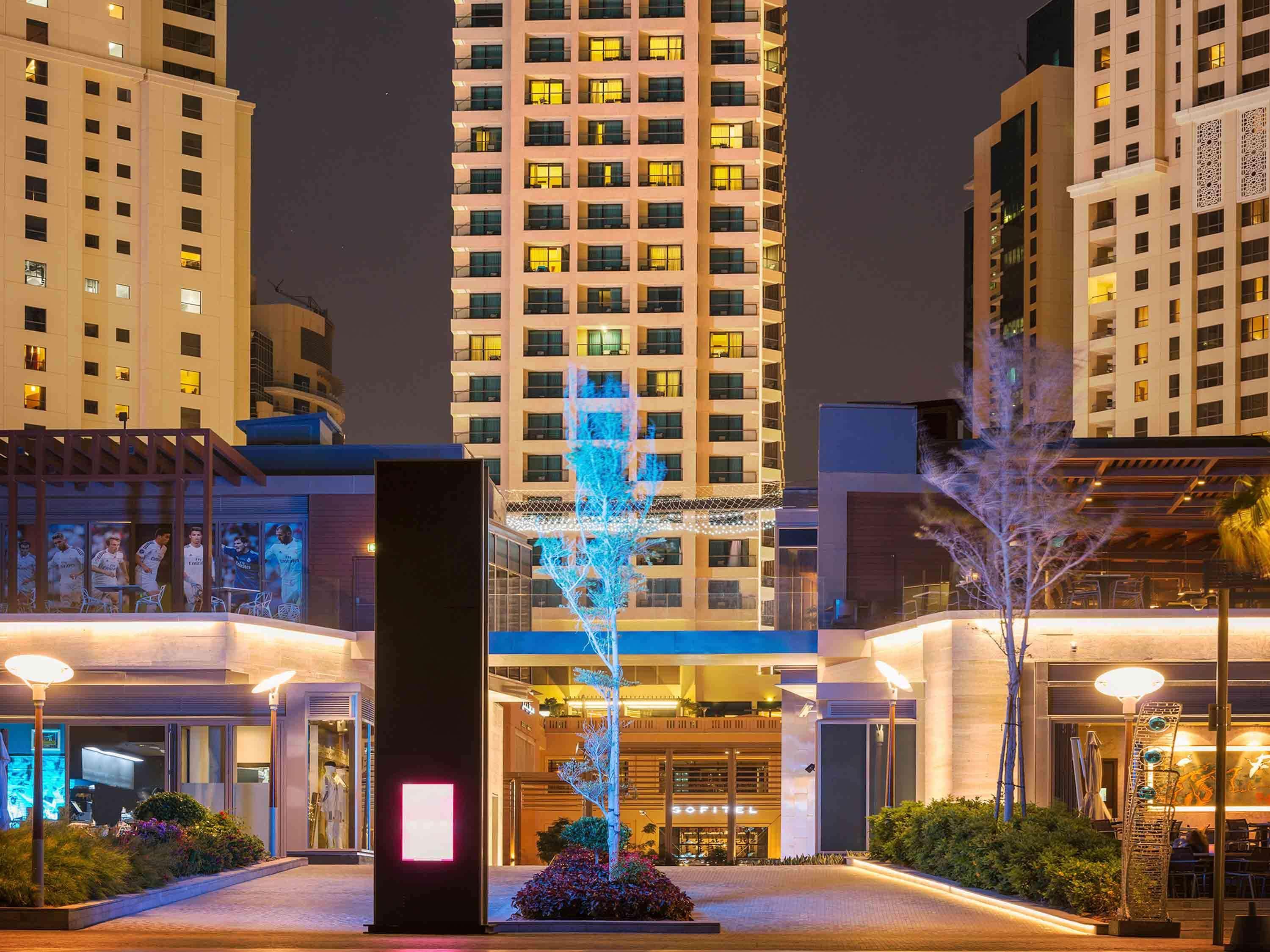 Sofitel Dubai Jumeirah Beach Esterno foto The hotel at night