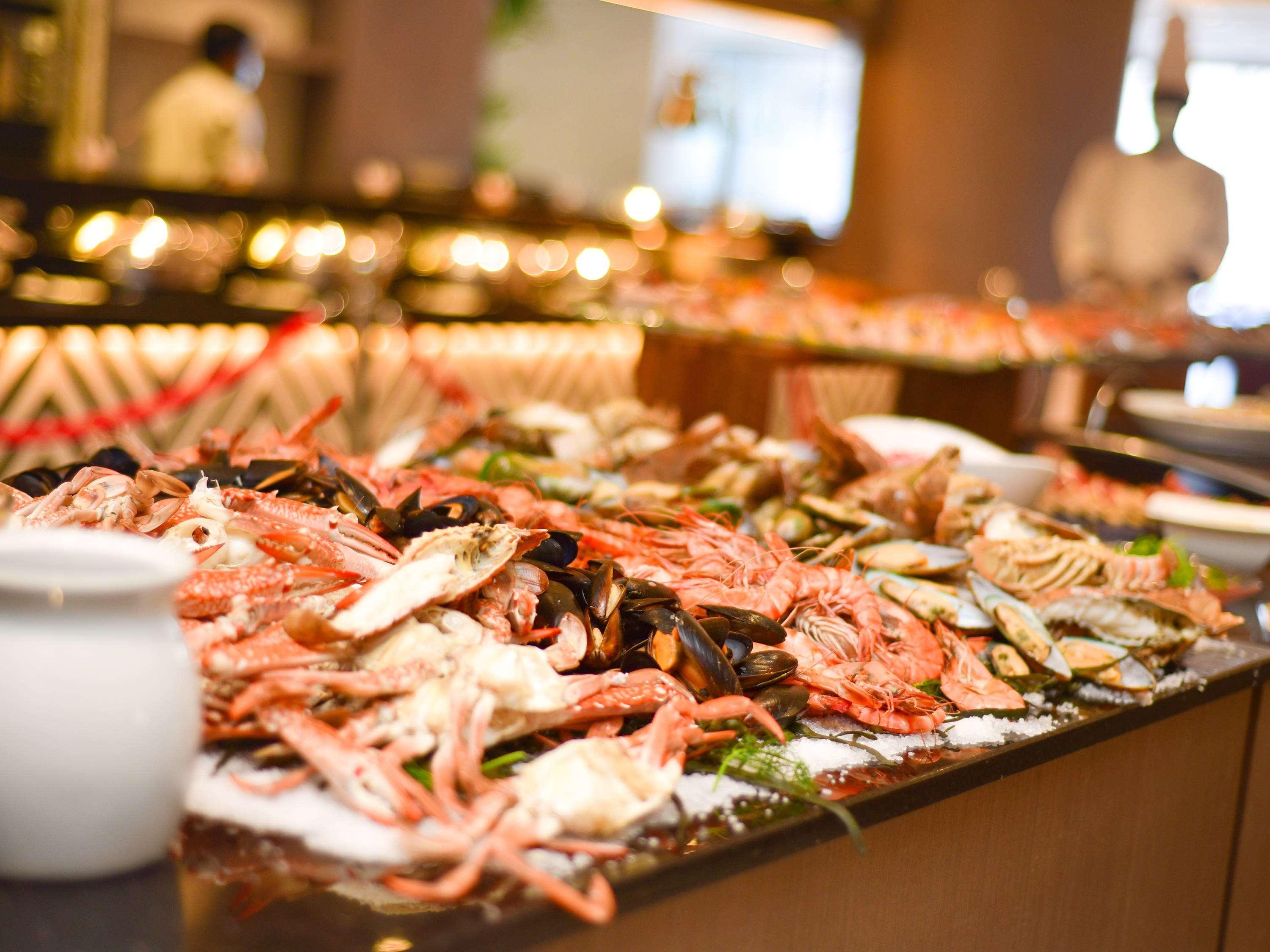 Sofitel Dubai Jumeirah Beach Esterno foto Seafood buffet at a luxury hotel