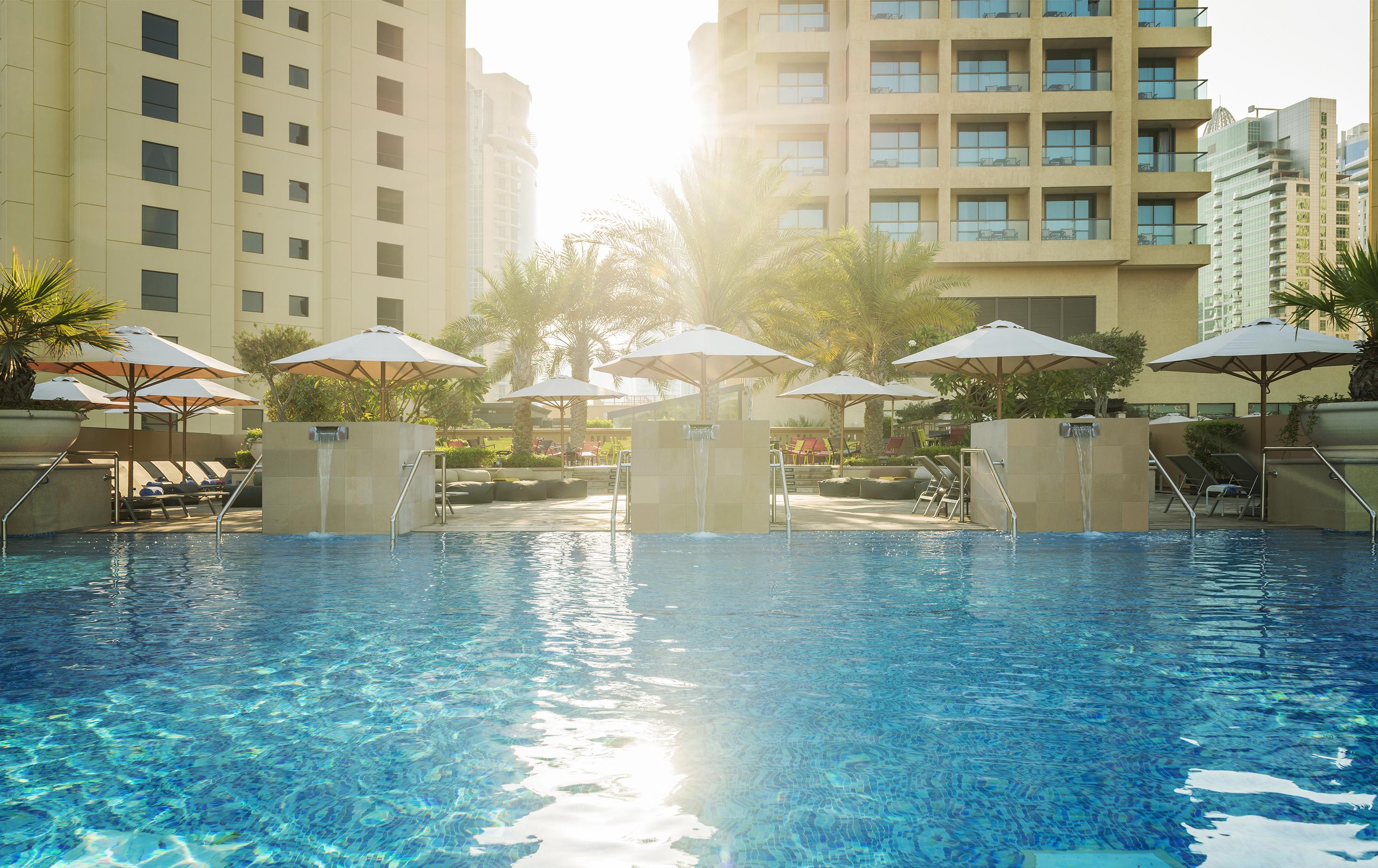 Sofitel Dubai Jumeirah Beach Esterno foto Swimming pool