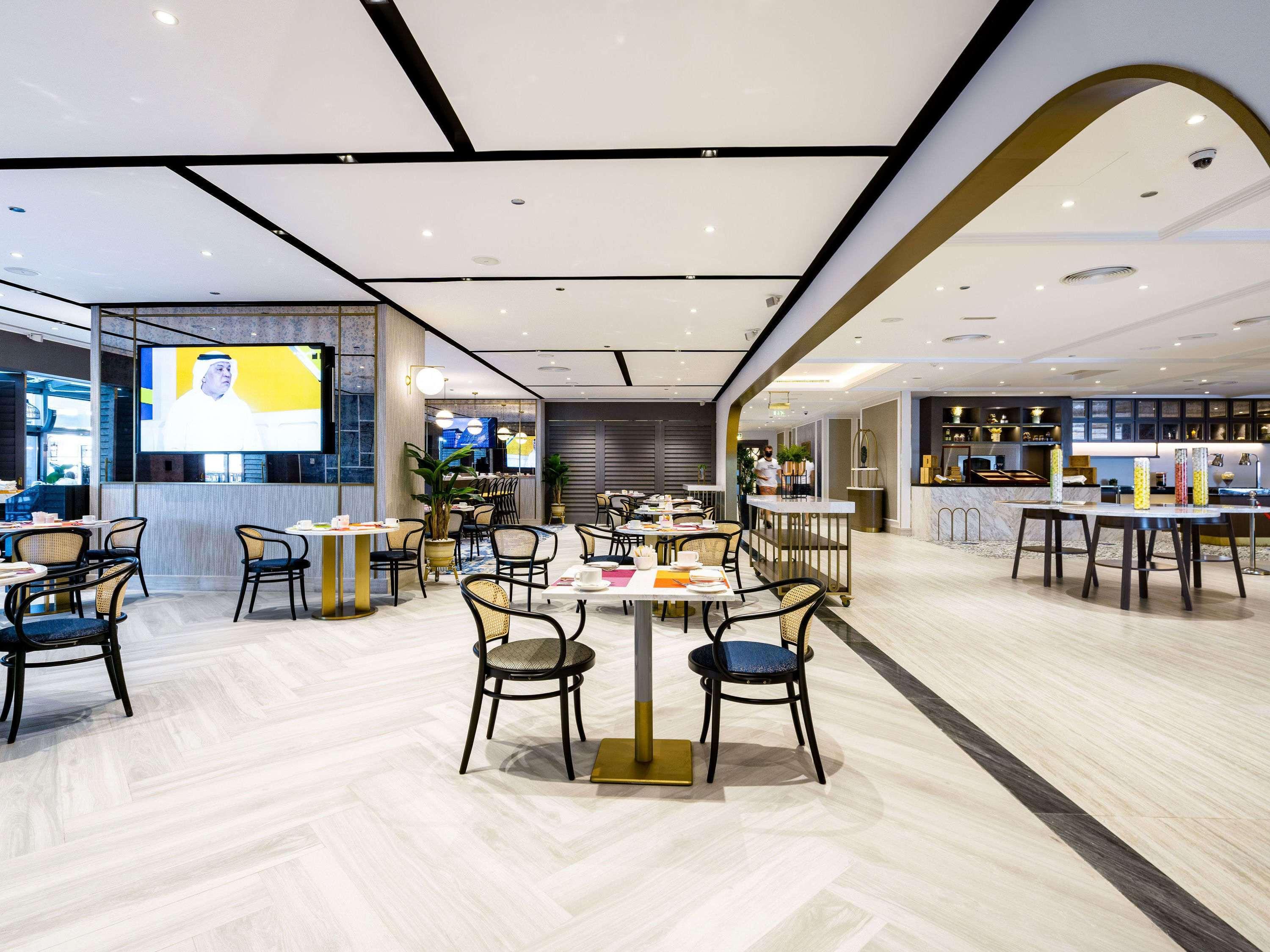 Sofitel Dubai Jumeirah Beach Esterno foto The hotel's breakfast room