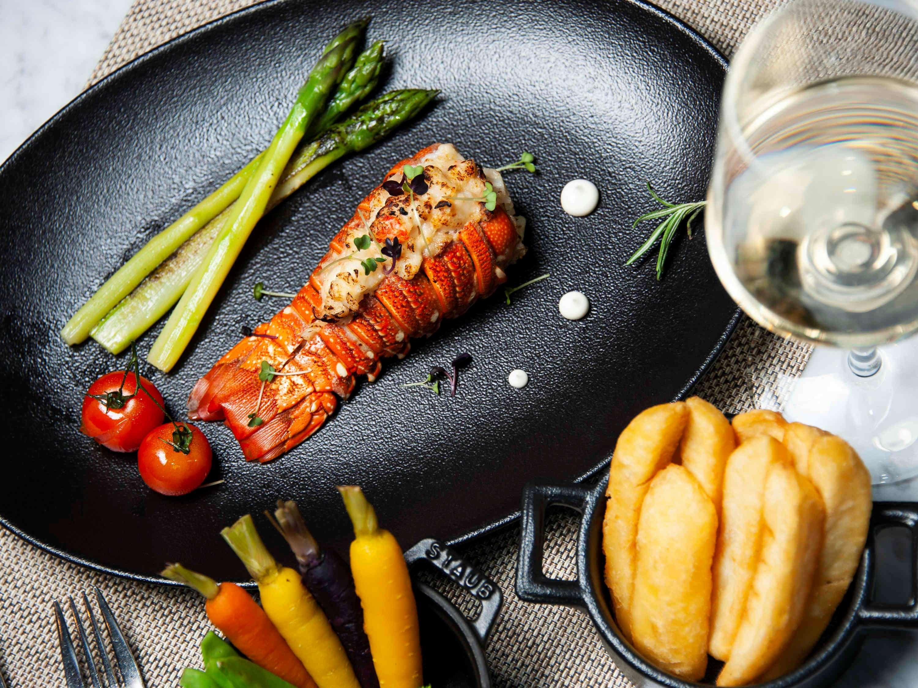 Sofitel Dubai Jumeirah Beach Esterno foto A lobster tail