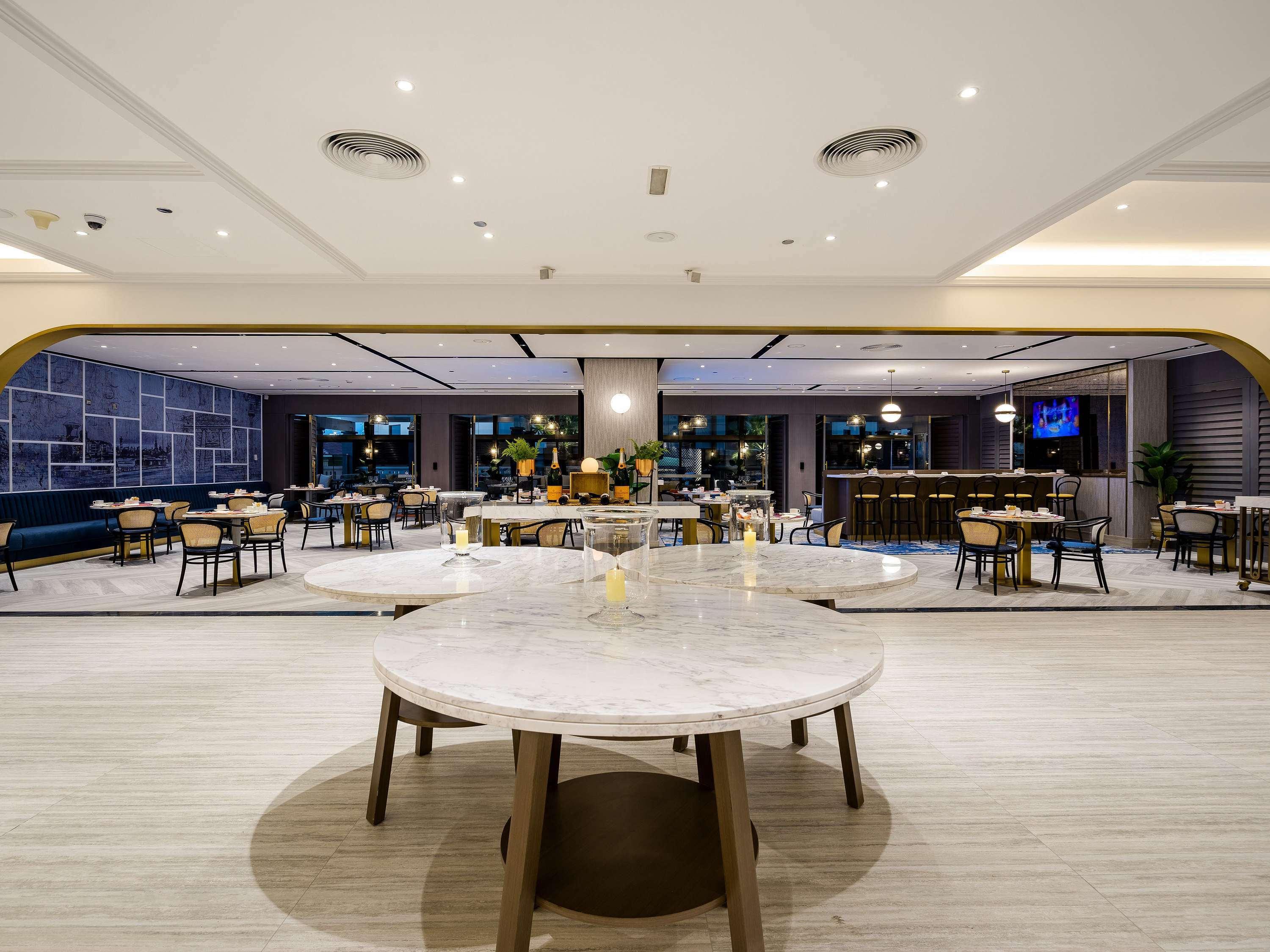 Sofitel Dubai Jumeirah Beach Esterno foto The hotel's restaurant