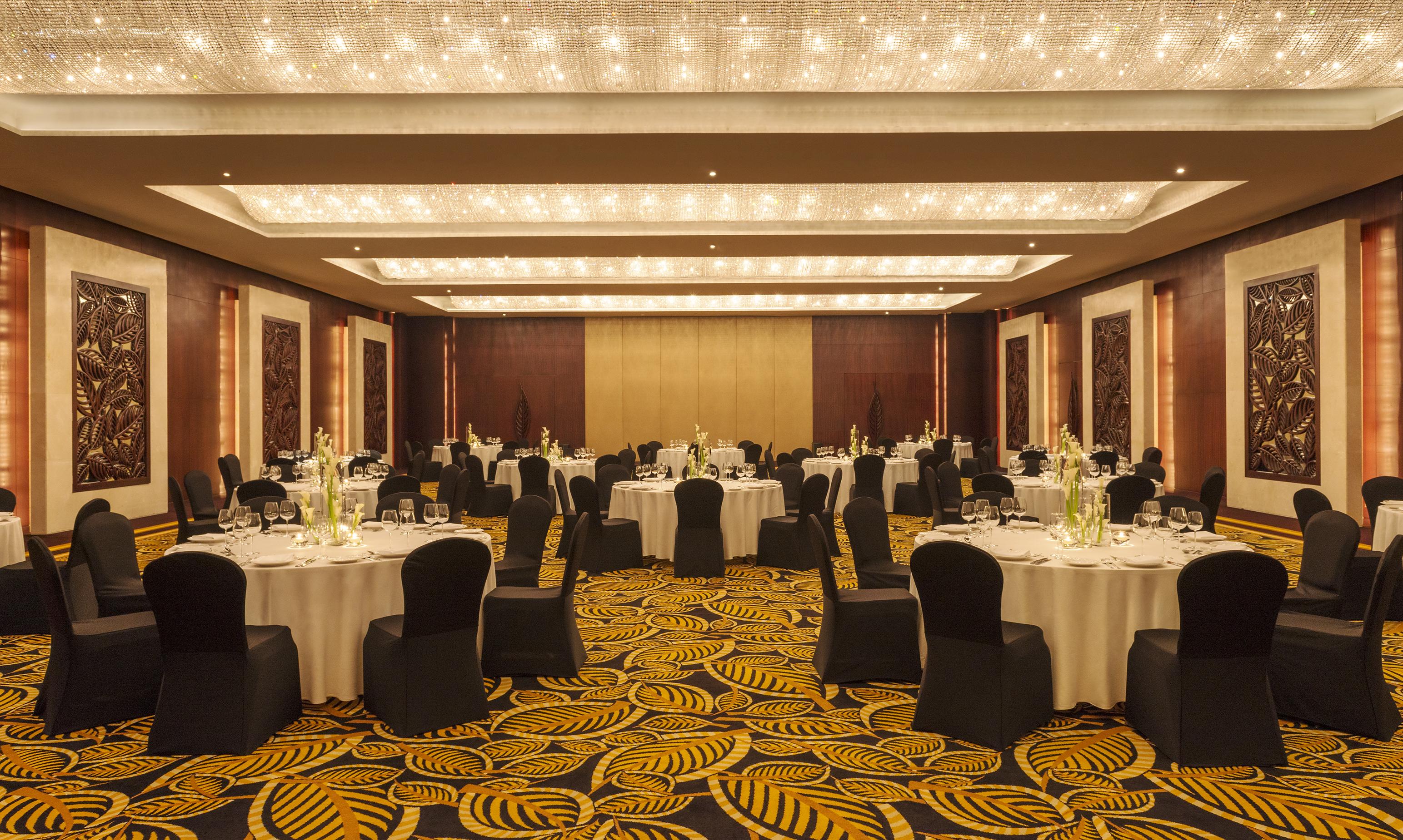 Sofitel Dubai Jumeirah Beach Esterno foto The ballroom at the Mandarin Oriental Bangkok